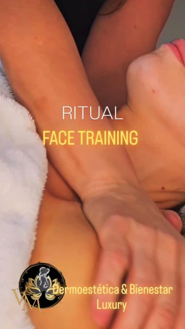 🪷RITUAL FACE TRAINING
🌿El masaje facial profundo profesional ofrece múltiples beneficios estéticos visibles desde las primeras sesiones.
🪷 Ayuda a reafirmar y tonificar la musculatura facial, contribuyendo a un efecto lifting natural que redefine los contornos del rostro.
📝Mejora la circulación sanguínea, lo que se traduce en una piel más luminosa, uniforme y con un aspecto saludable. Además, estimula la producción de colágeno y elastina, favoreciendo una mayor elasticidad y reduciendo la apariencia de líneas de expresión y arrugas.
✍️También contribuye a drenar líquidos y toxinas, disminuyendo la hinchazón y aportando un efecto descongestionante, especialmente en zonas como el contorno de ojos. La textura de la piel se vuelve más suave, tersa y revitalizada.
📌En conjunto, el rostro luce más descansado, rejuvenecido y equilibrado, potenciando la belleza natural de forma no invasiva.
#pedromuñoz #eternajuventud #efectobuenacara #esteticfacial #EsteticaAvanzada